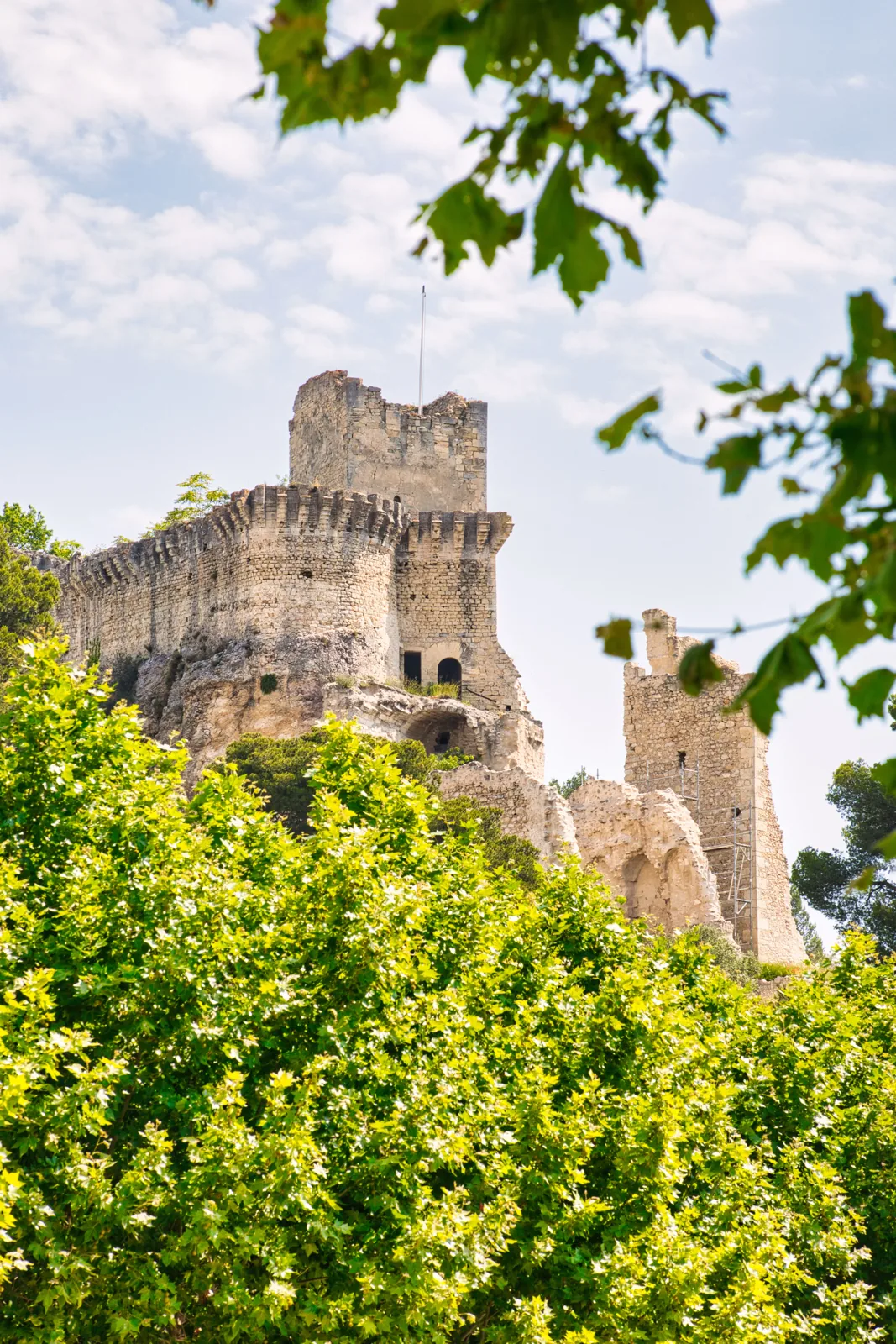 Le village des Baux-de-Provence et les rochers des Alpilles